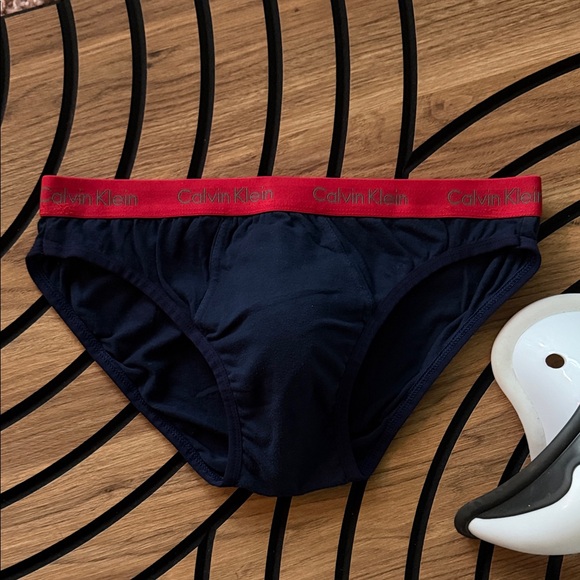 Calvin Klein - Picture 1 of 4